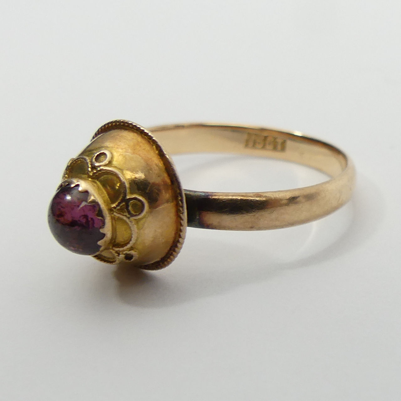 15ct gold garnet single stone ring, 2.2 grams, 10.6mm, size O. UK Postage £12. - Image 3 of 7