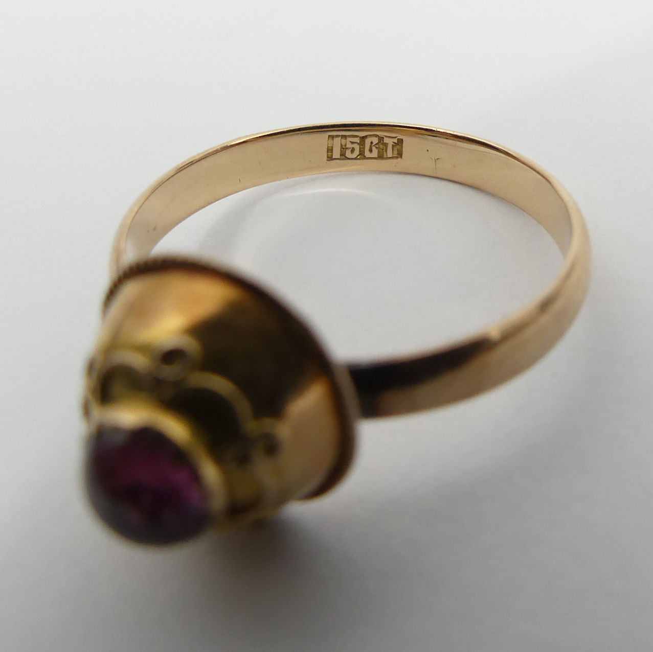 15ct gold garnet single stone ring, 2.2 grams, 10.6mm, size O. UK Postage £12. - Image 7 of 7