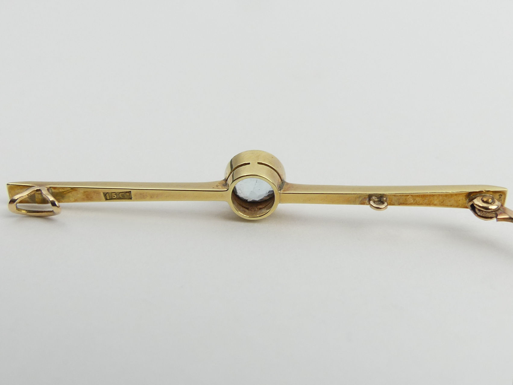 15ct gold aquamarine set bar brooch, 3.7 grams, 53mm x 9mm. UK Postage £12. - Image 3 of 4