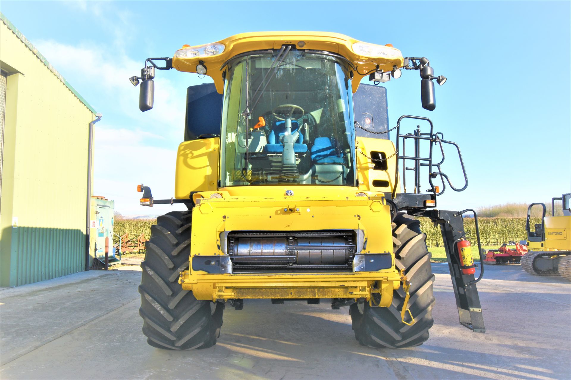 New Holland CR 9080 combine - Image 14 of 20