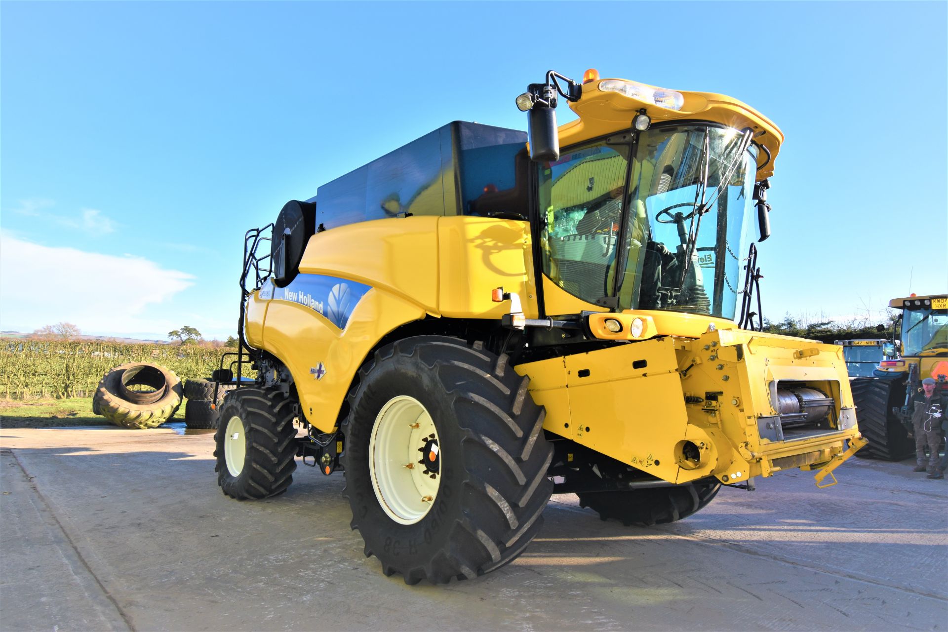 New Holland CR 9080 combine - Image 9 of 20