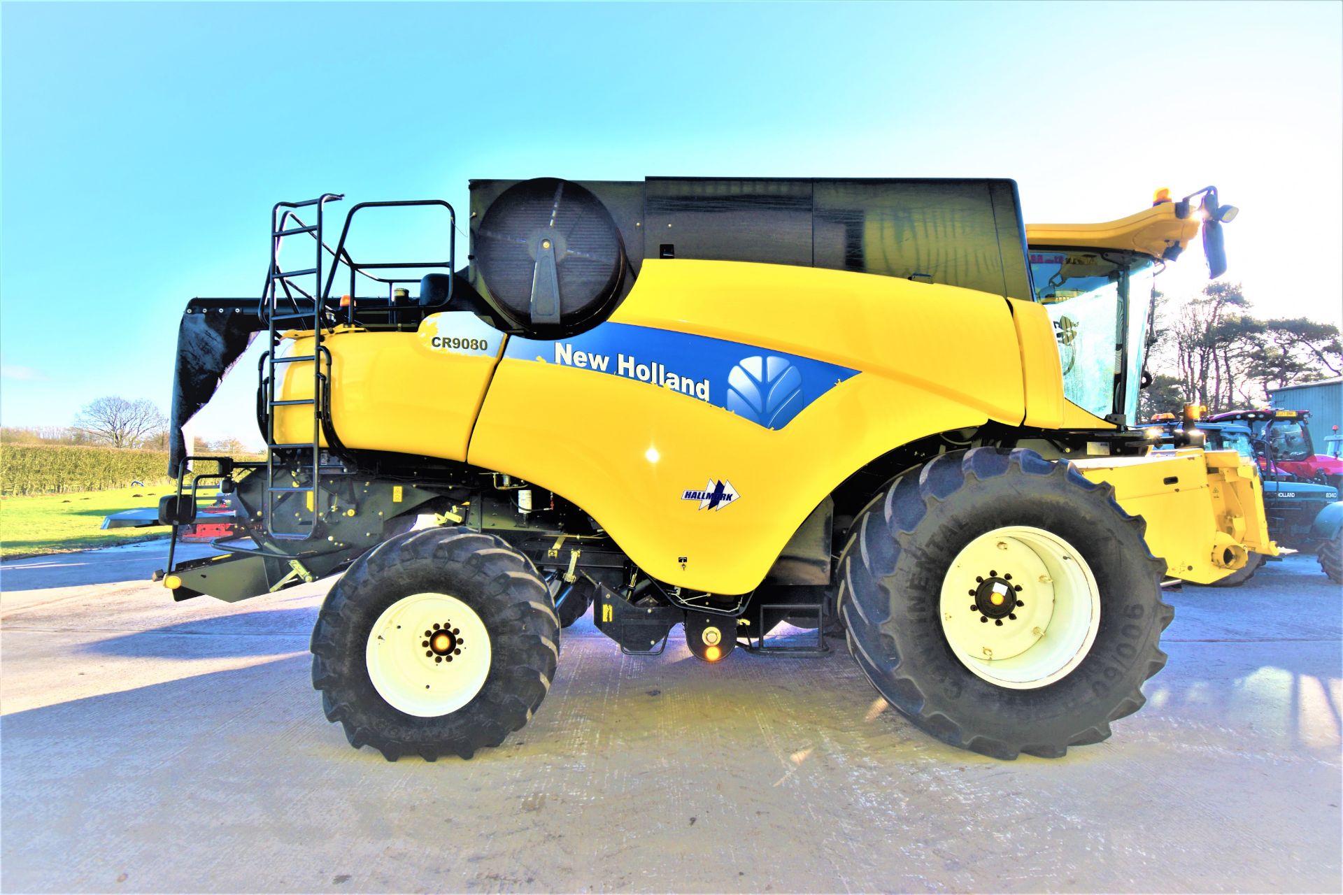 New Holland CR 9080 combine - Image 19 of 20