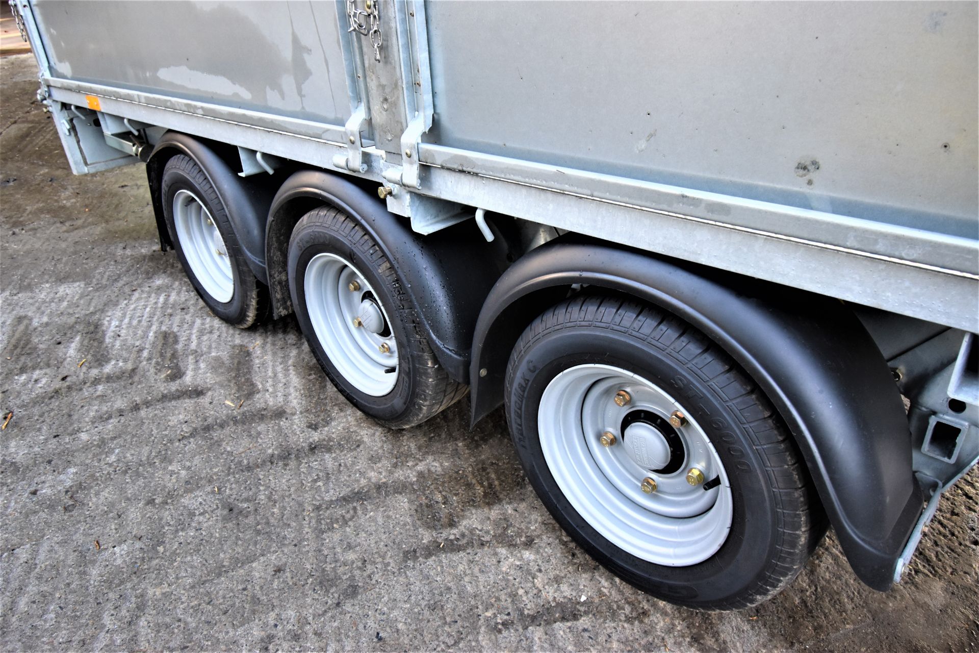 Tri axle Ifor Williams 14ft general purpose trailer (as new) - Image 5 of 7