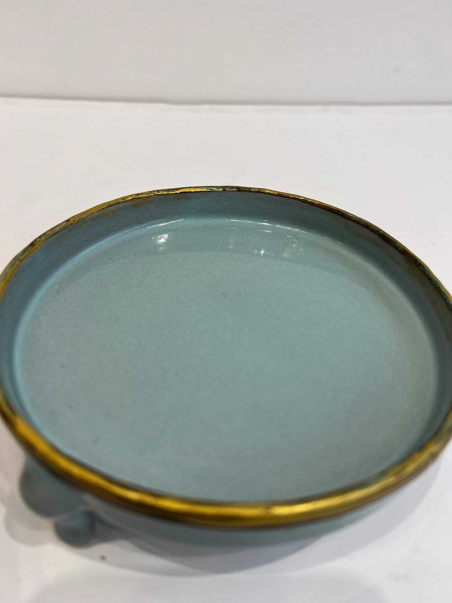 A CHINESE THREE LEGGED RU WARE PORCELAIN WASHER - Image 7 of 7