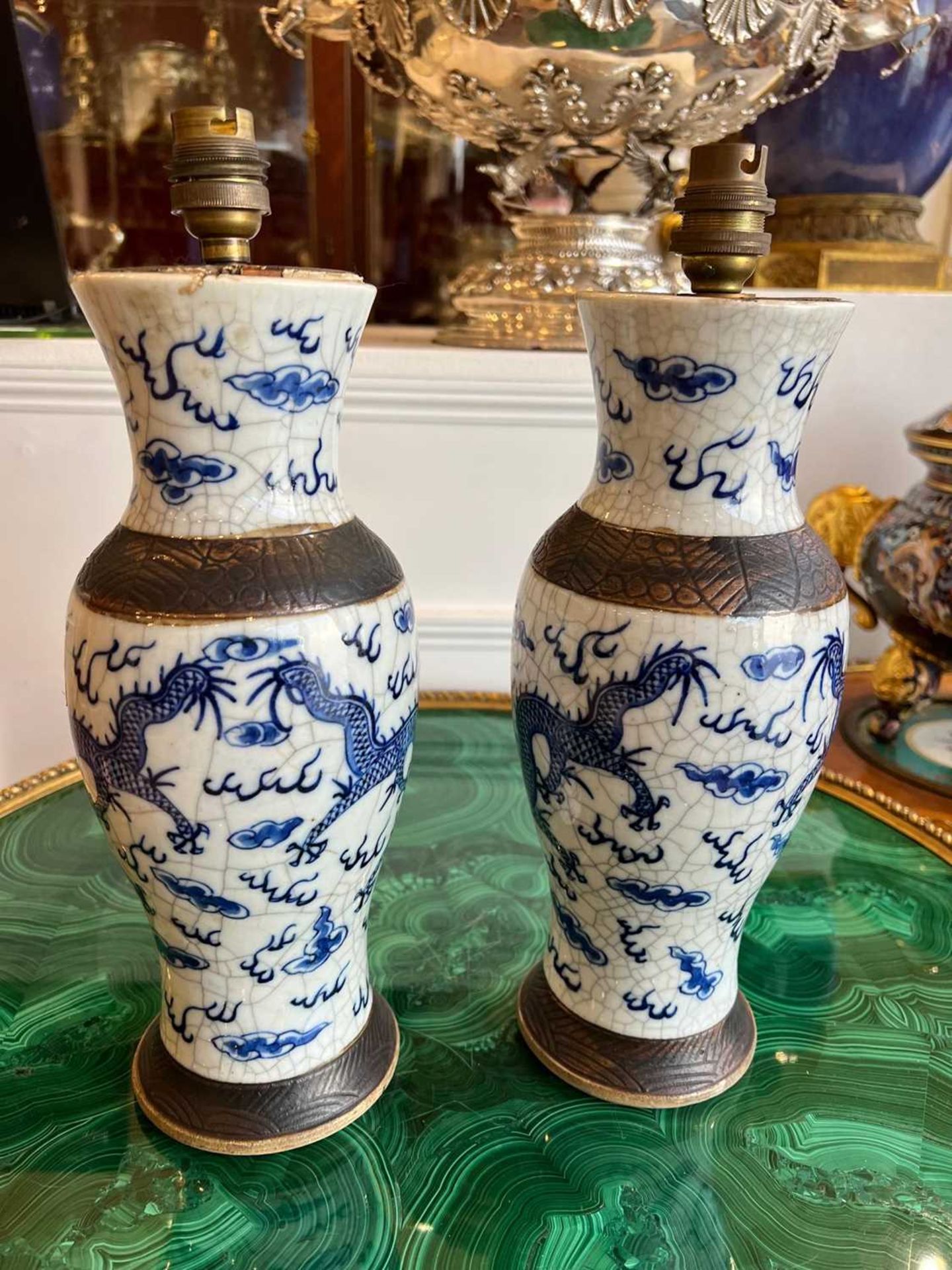 A PAIR OF 19TH CENTURY CHINESE BLUE AND WHITE CRACKLE GLAZE VASE LAMPS - Image 8 of 9