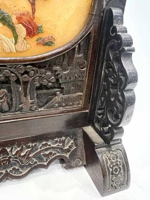 A 19TH CENTURY CHINESE CARVED JADE AND MOTHER OF PEARL TABLE SCREEN - Image 12 of 15