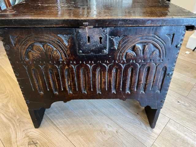 A SMALL 16TH CENTURY GOTHIC PERIOD OAK COFFER - Image 9 of 22