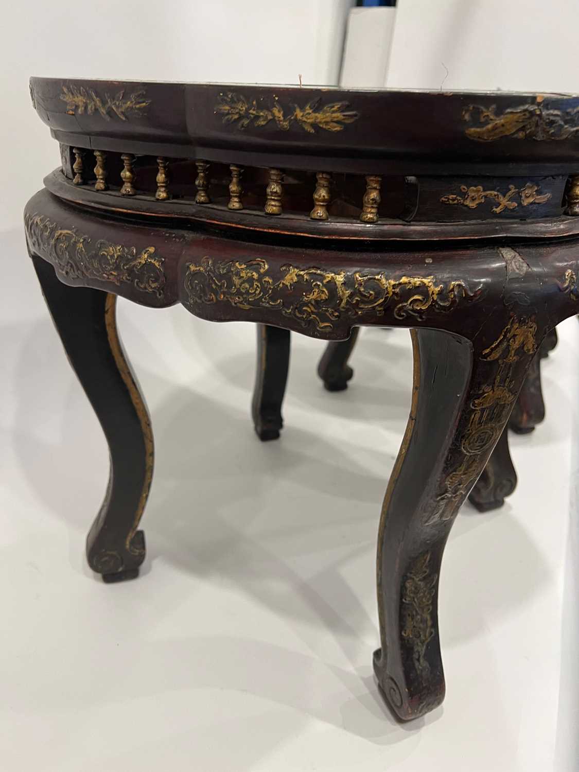 A PAIR OF 19TH CENTURY CHINESE CARVED HARDWOOD AND PARCEL GILT DECORATED STANDS - Image 3 of 5