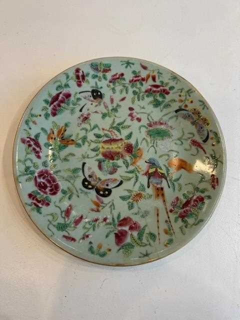 A SET OF SEVEN 19TH CENTURY CHINESE FAMILLE ROSE AND CELADON GLAZED PHOENIX PLATES - Image 2 of 16
