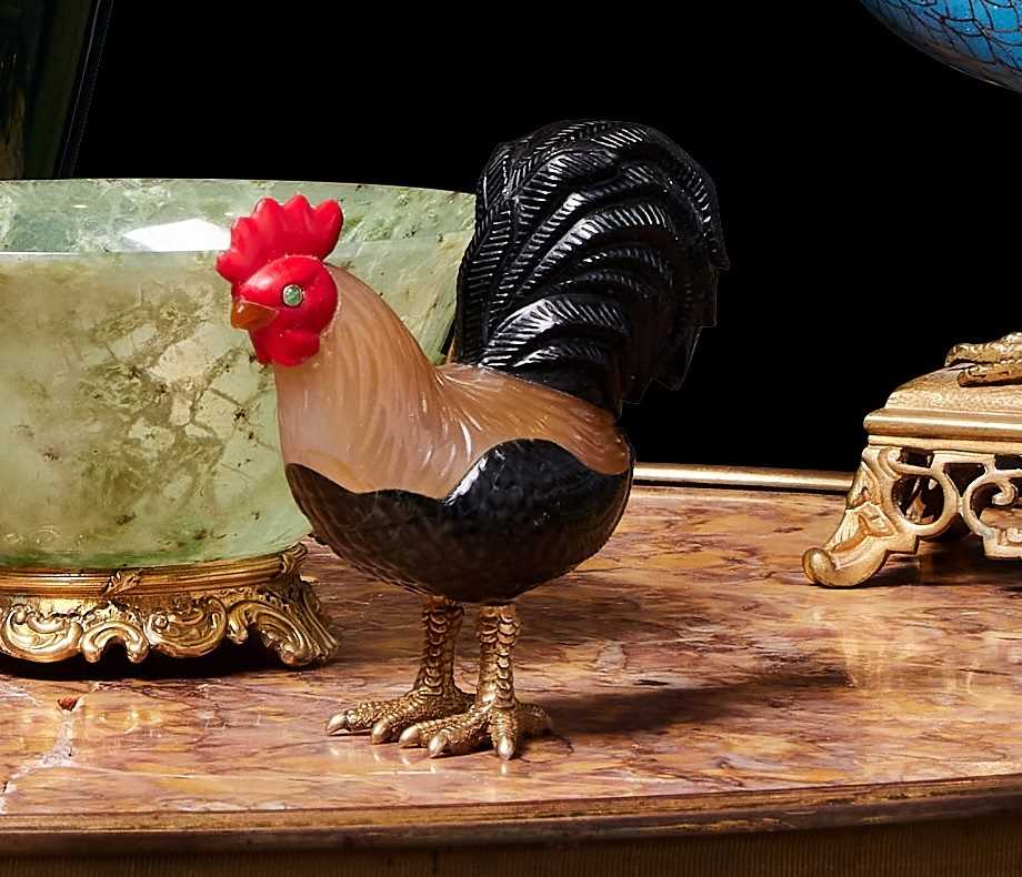 A FABERGE STYLE CARVED HARDSTONE AND SILVER GILT MODEL OF A COCKEREL