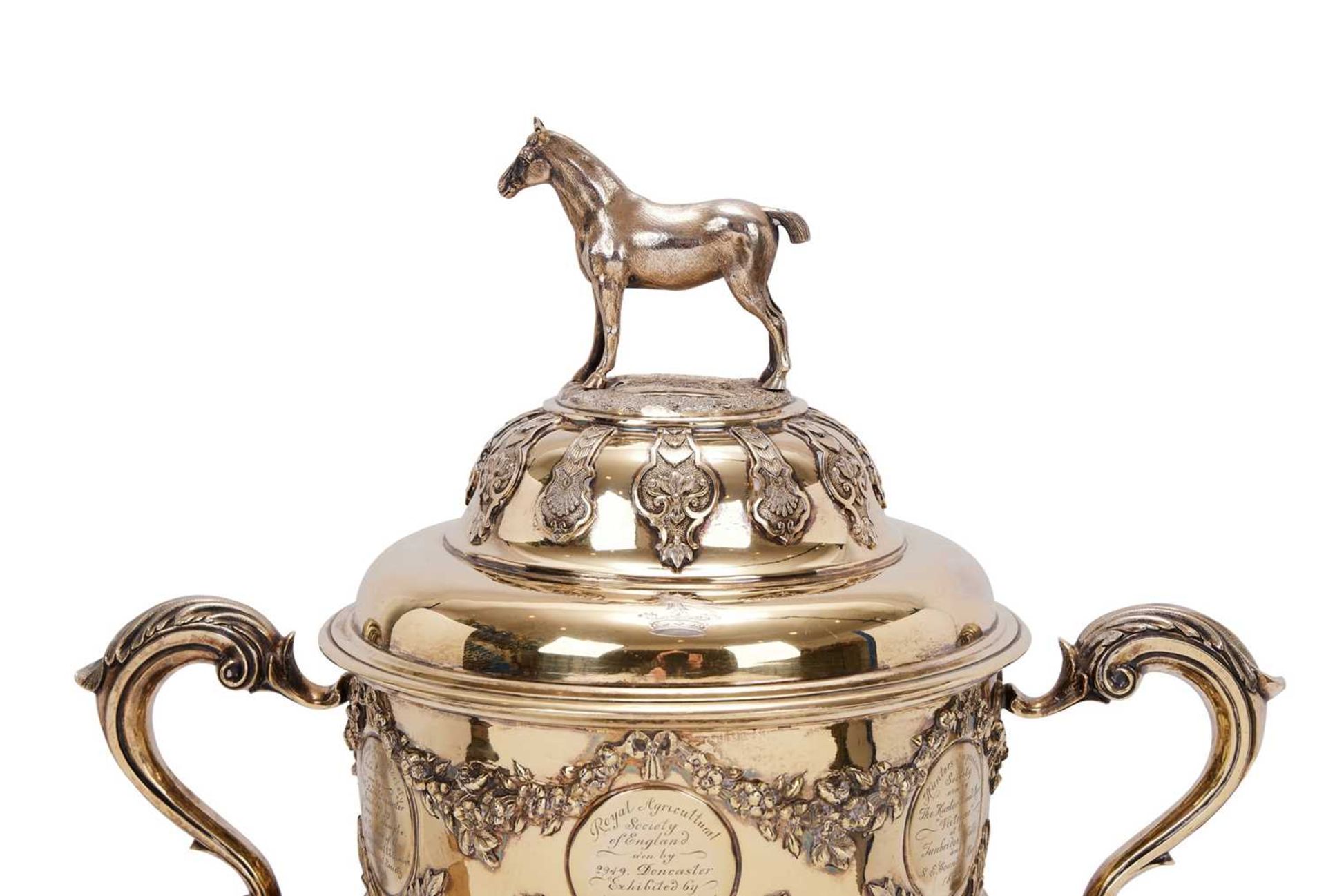 A FINE SILVER GILT EQUESTRIAN TROPHY CUP, LONDON, 1901, ROWLANDS AND FRAZER - Image 3 of 5