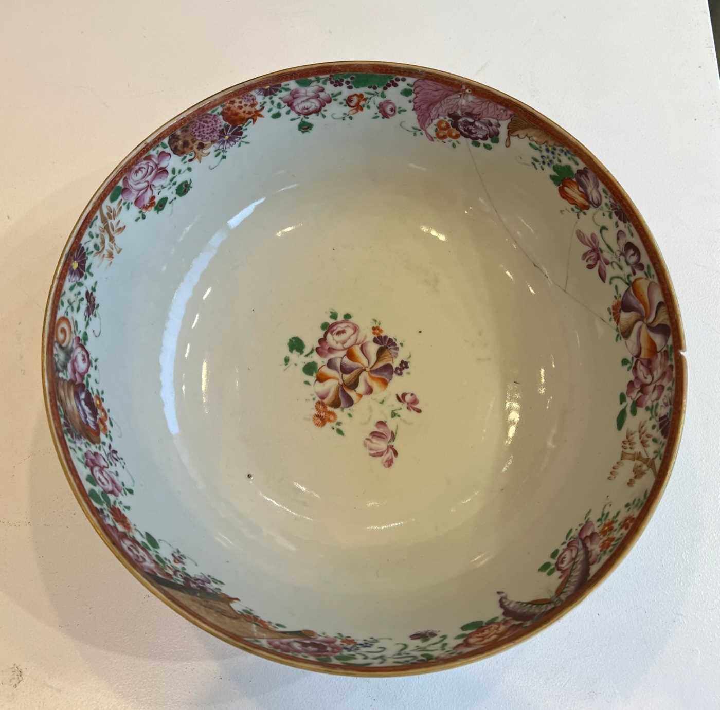 AN EARLY 19TH CENTURY CHINESE PORCELAIN BOWL - Image 3 of 11