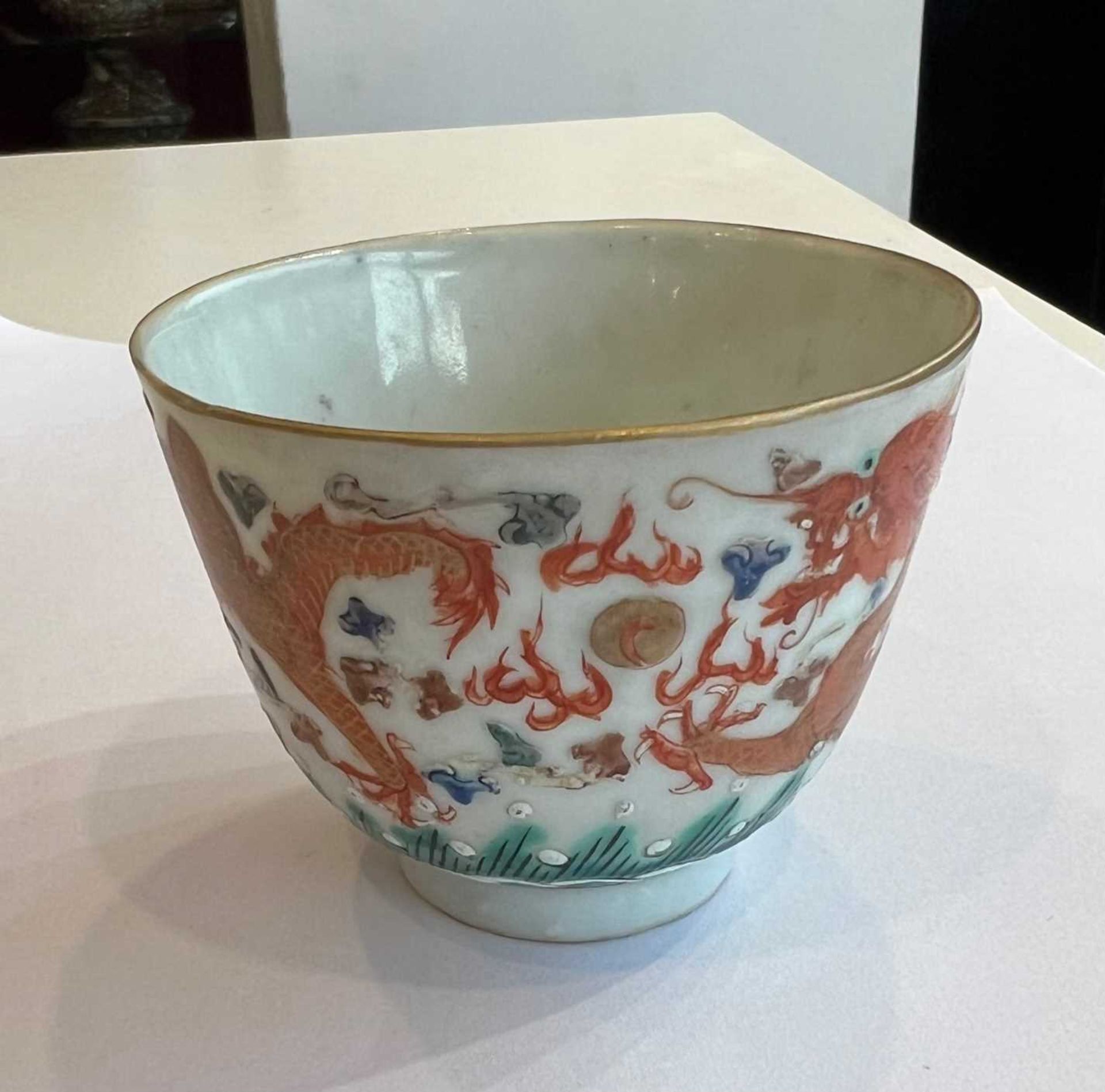 A 19TH CENTURY CHINESE GUANGXU PERIOD FAMILLE VERTE PORCELAIN WINE CUP - Image 5 of 11