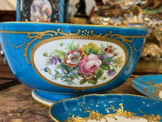 THREE 18TH / 19TH CENTURY BLUE CELESTE AND GILT DECORATED PORCELAIN ITEMS - Image 2 of 9