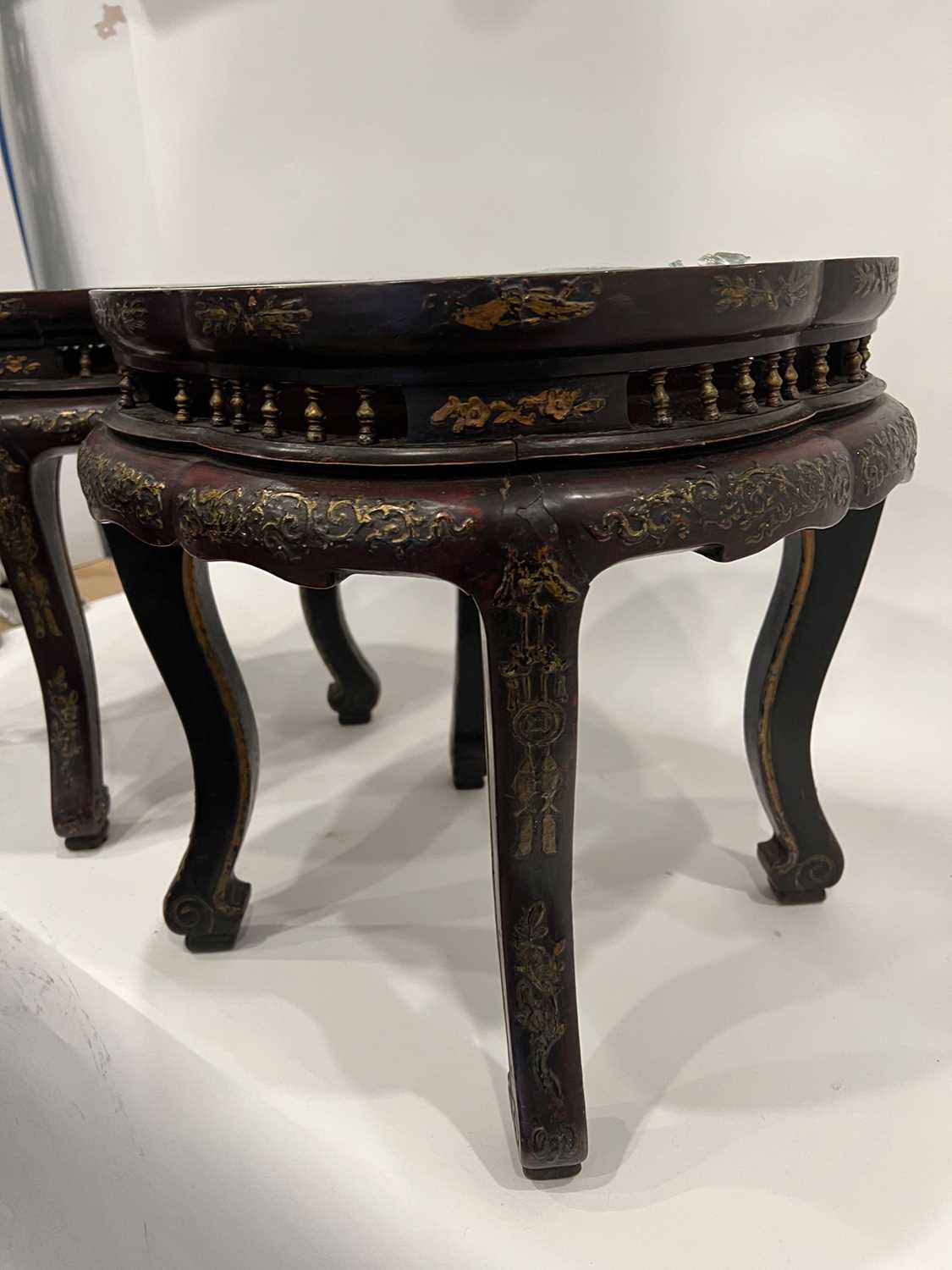 A PAIR OF 19TH CENTURY CHINESE CARVED HARDWOOD AND PARCEL GILT DECORATED STANDS - Image 4 of 5