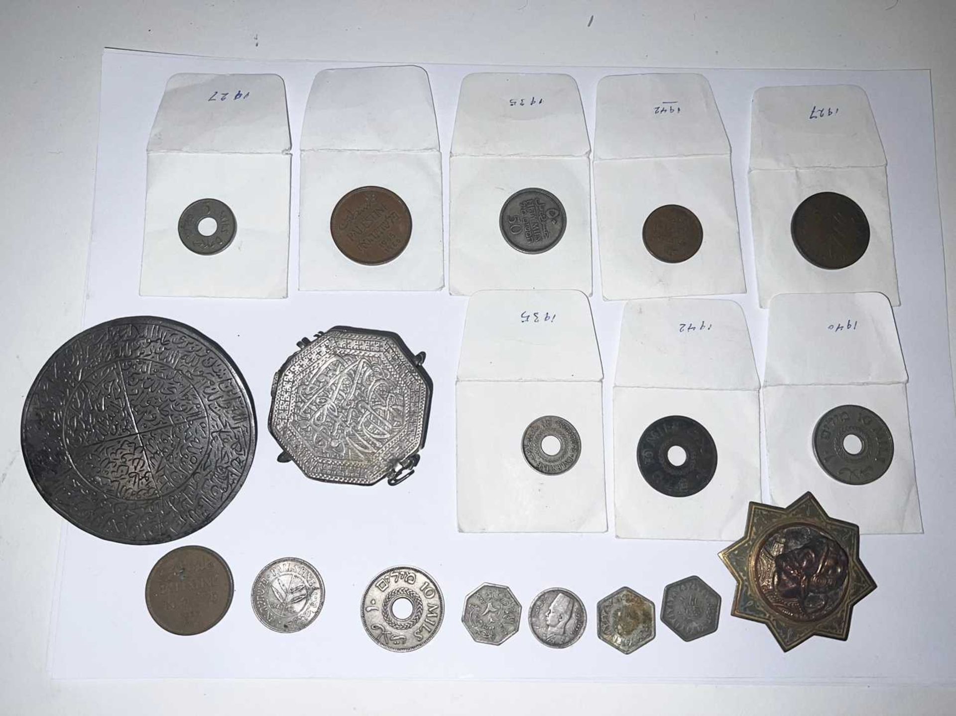 A COLLECTION OF PALESTINIAN COINS AND METALWARE - Image 3 of 4