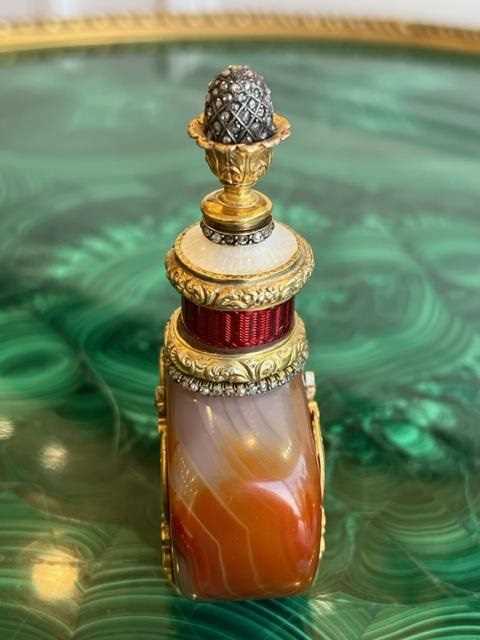 A FABERGE STYLE SILVER GILT, DIAMOND AND ENAMEL MOUNTED AGATE PERFUME BOTTLE - Image 7 of 14