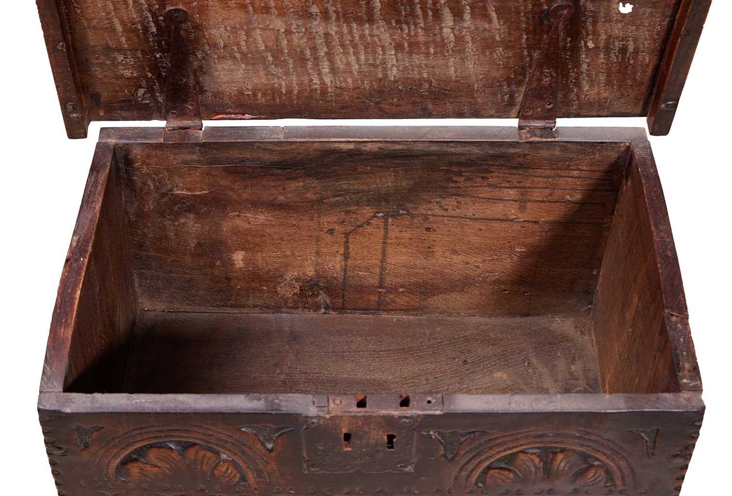 A SMALL 16TH CENTURY GOTHIC PERIOD OAK COFFER - Image 2 of 22