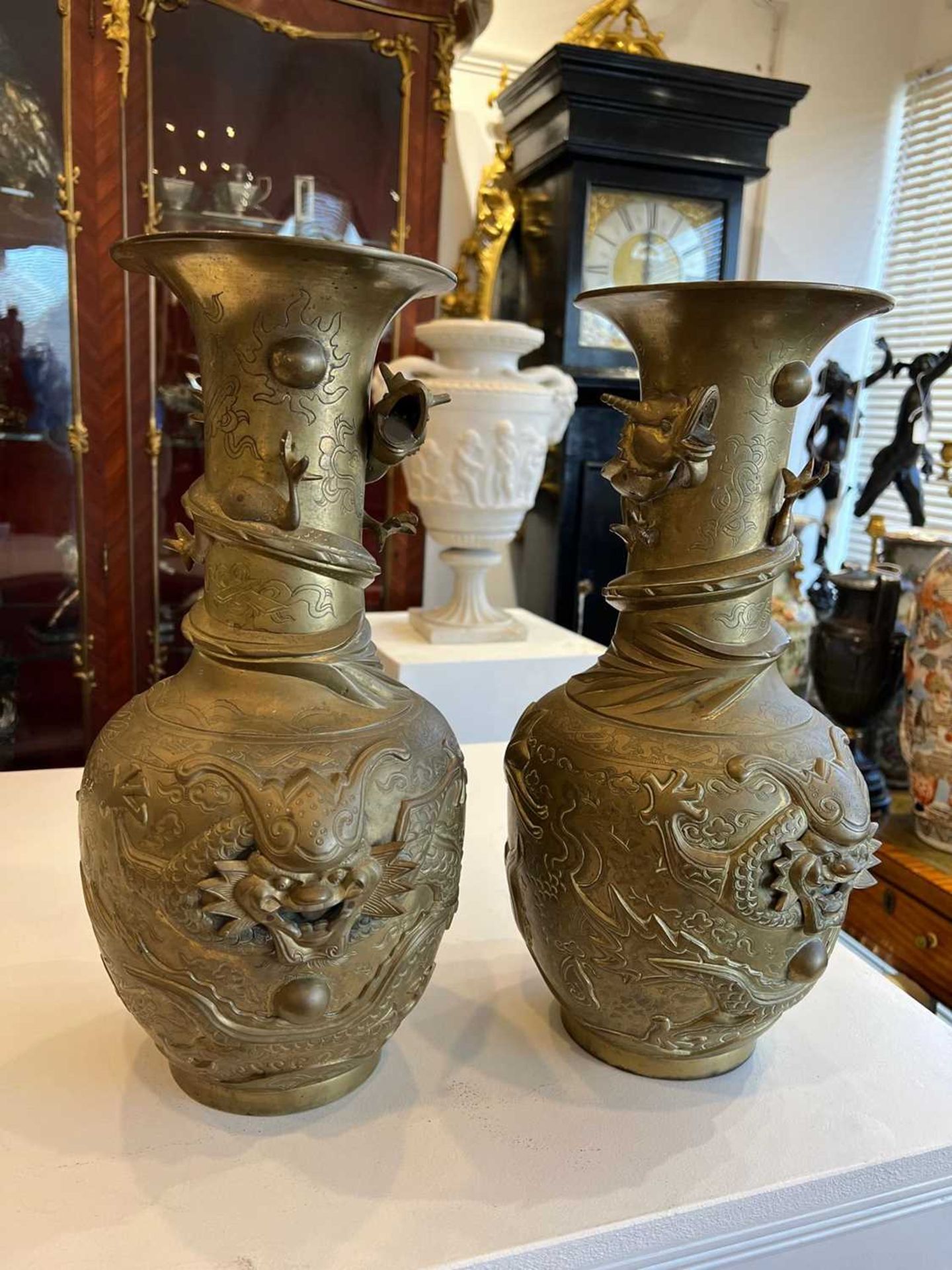 A PAIR OF CHINESE BRONZE DRAGON VASES - Image 5 of 11