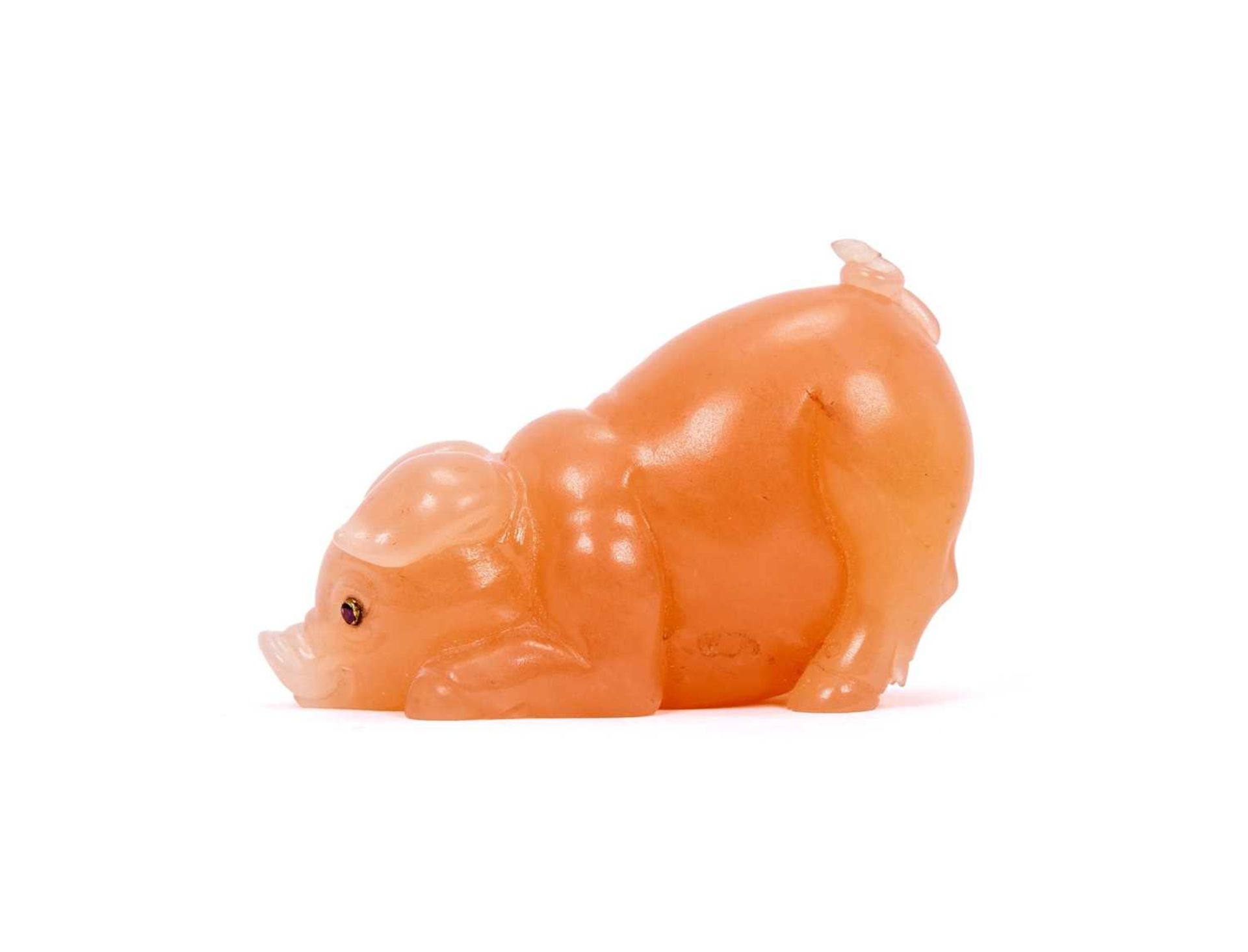A FABERGE STYLE CARVED HARDSTONE AND GET SET MODEL OF A PIG - Image 2 of 3
