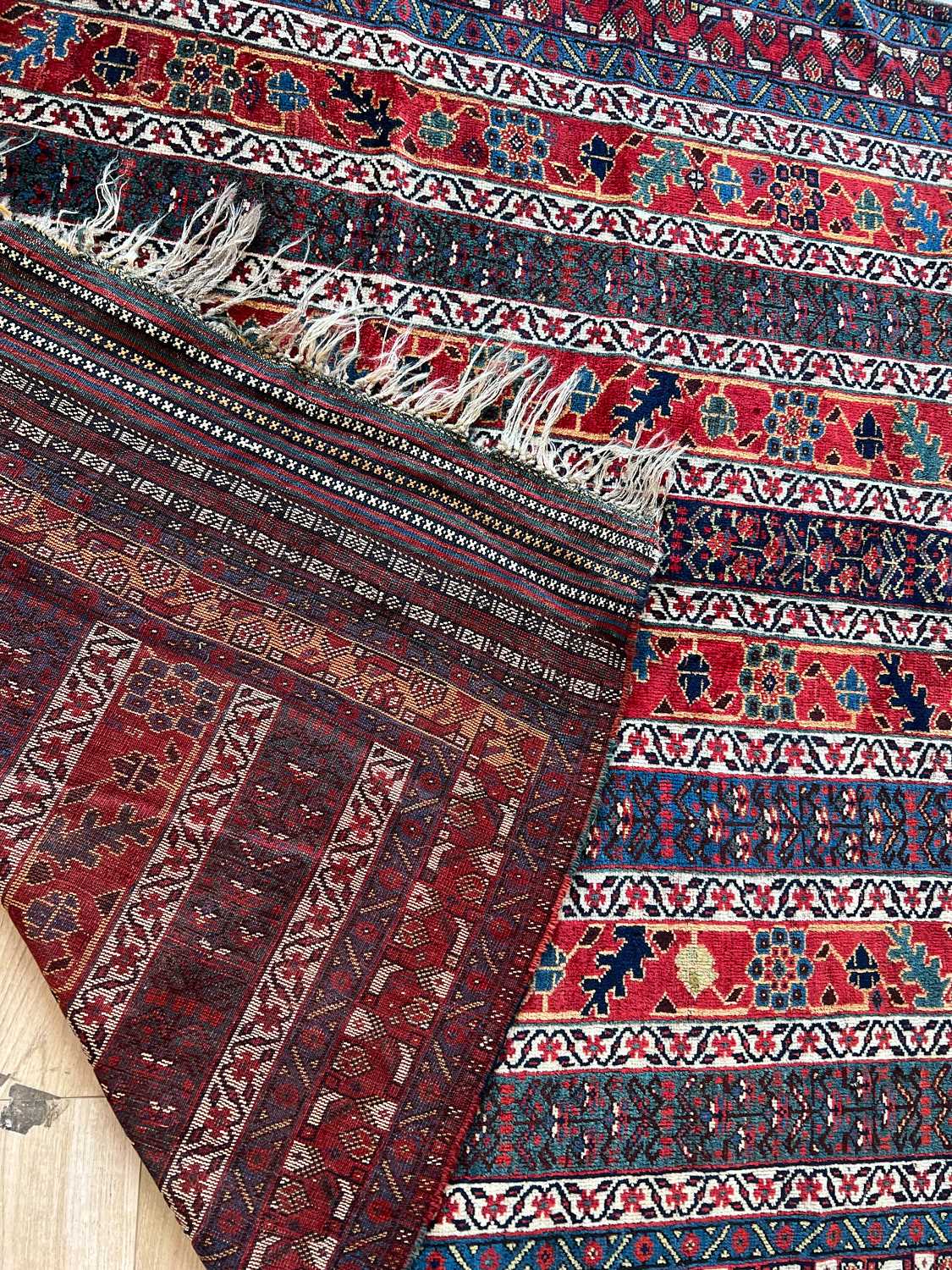 AN EARLY 20TH CENTURY SOUTH WEST PERSIAN QASHQAI CARPET - Image 3 of 4