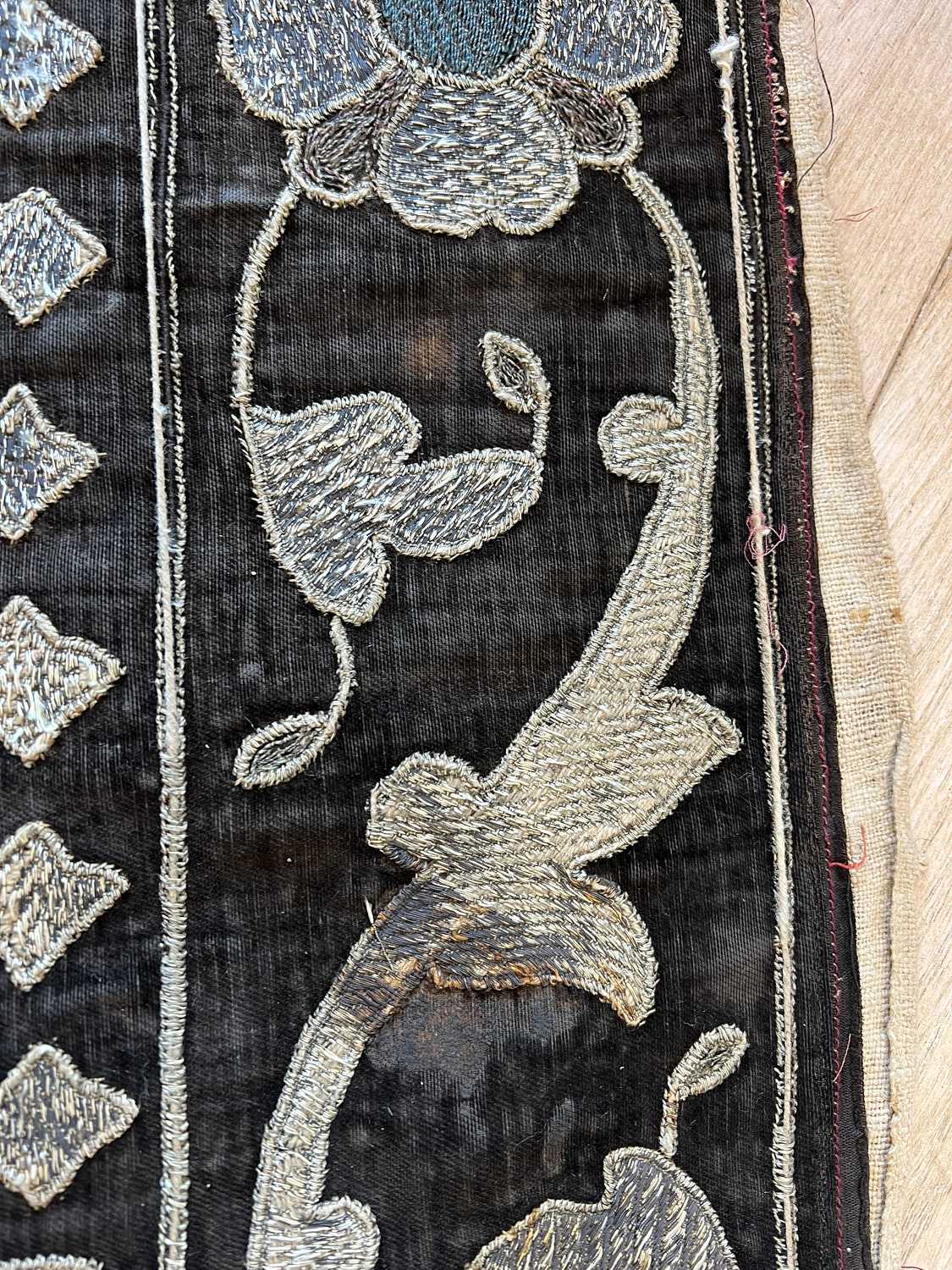 AN EARLY 19TH CENTURY OTTOMAN VELVET AND METAL THREAD TEXTILE, PERSIAN - Image 3 of 8