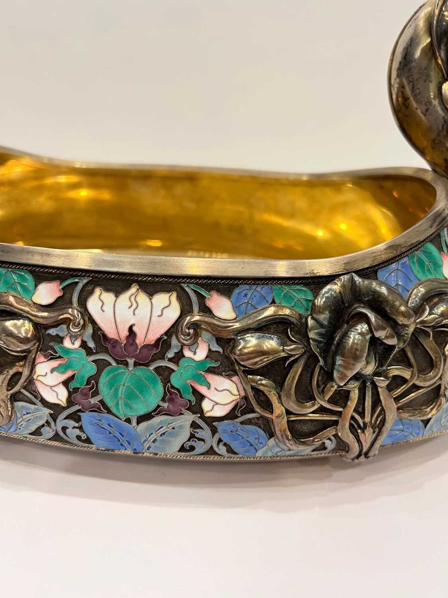 A MASSIVE EARLY 20TH CENTURY RUSSIAN SILVER AND ENAMEL KOVSH IN THE FORM OF A SWAN - Image 8 of 28