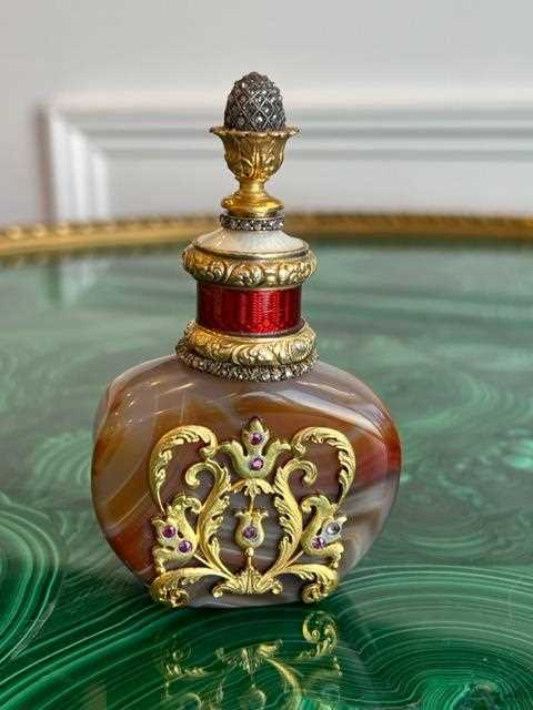 A FABERGE STYLE SILVER GILT, DIAMOND AND ENAMEL MOUNTED AGATE PERFUME BOTTLE - Image 4 of 14