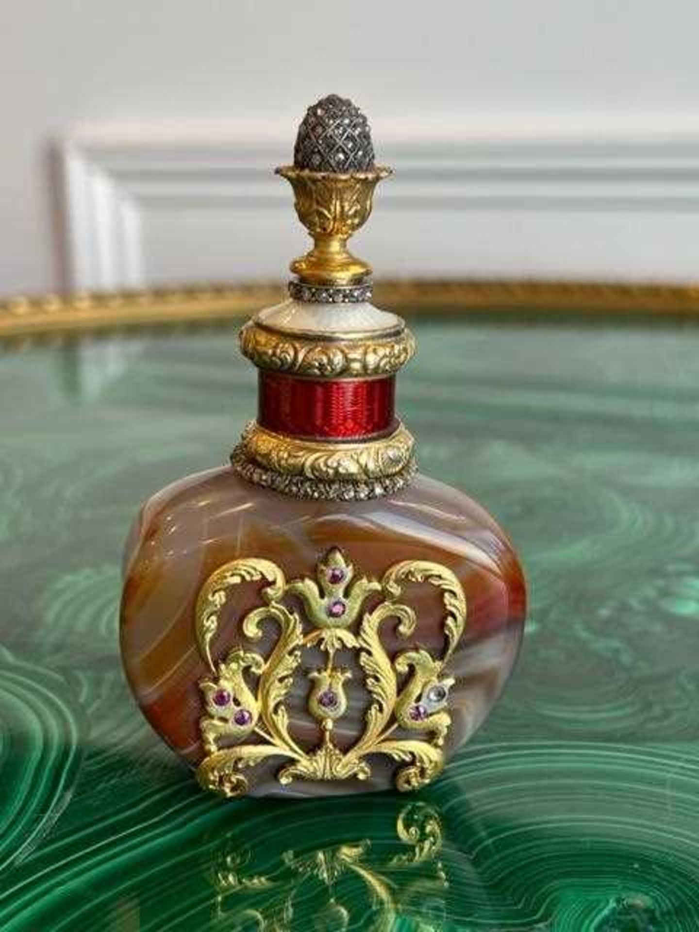 A FABERGE STYLE SILVER GILT, DIAMOND AND ENAMEL MOUNTED AGATE PERFUME BOTTLE - Image 4 of 14