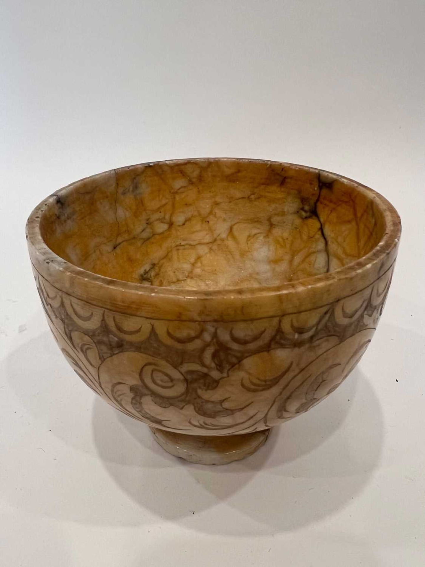 AN 18TH / 19TH CENTURY ITALIAN CARVED ALABASTER BOWL - Image 5 of 6