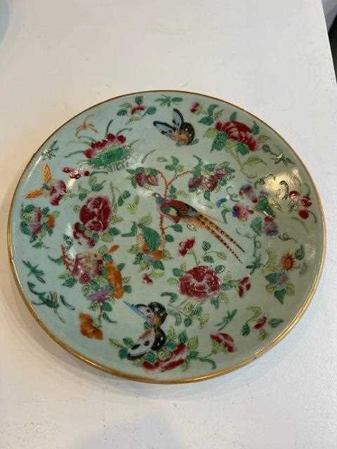 A SET OF SEVEN 19TH CENTURY CHINESE FAMILLE ROSE AND CELADON GLAZED PHOENIX PLATES - Image 15 of 16