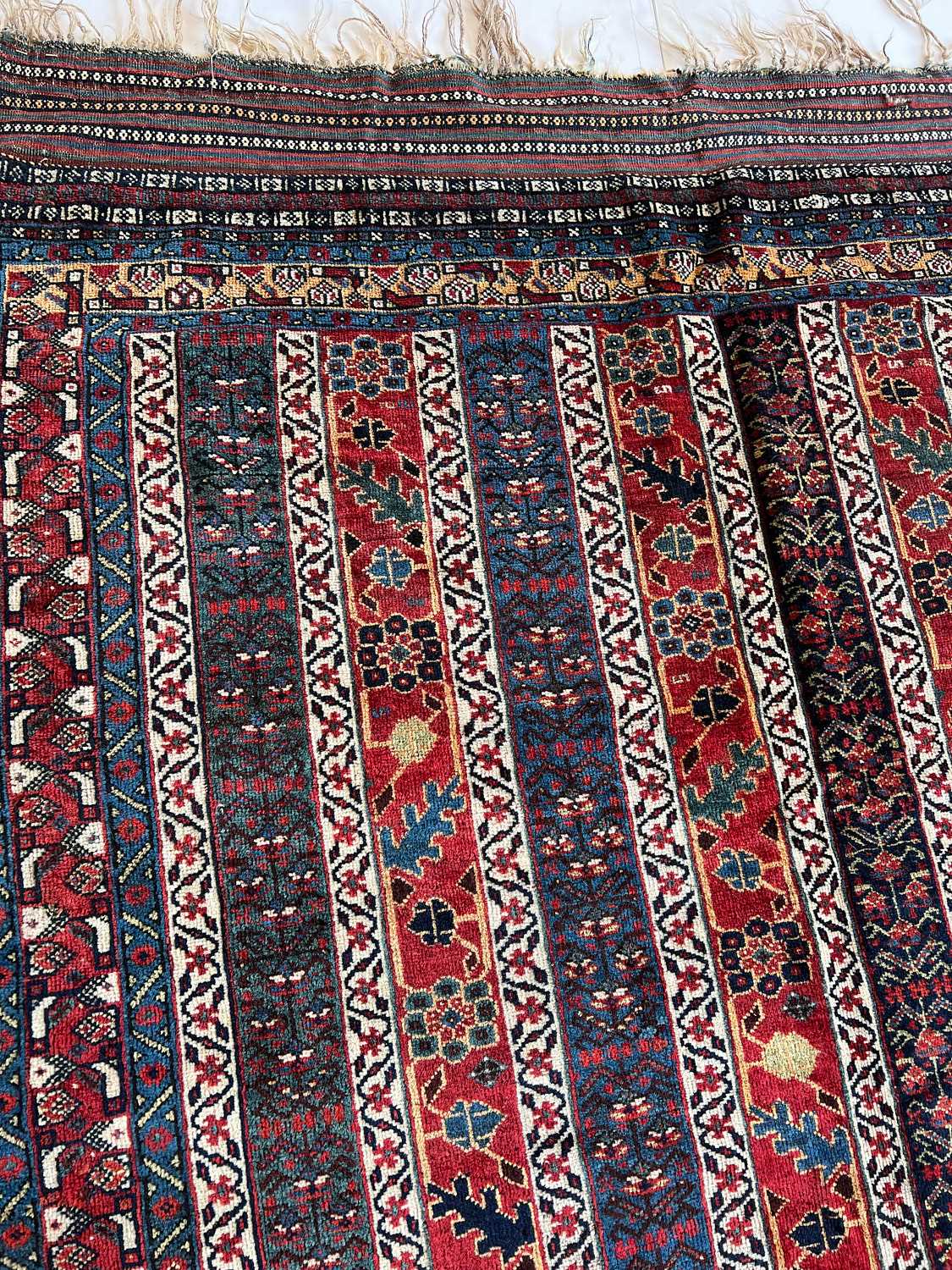 AN EARLY 20TH CENTURY SOUTH WEST PERSIAN QASHQAI CARPET - Image 2 of 4