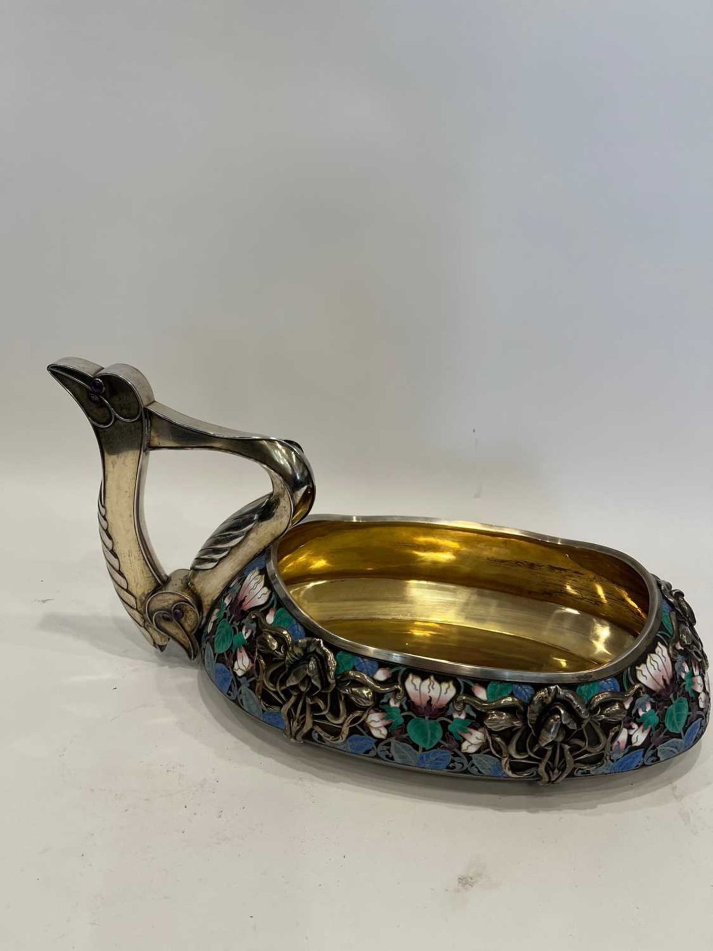A MASSIVE EARLY 20TH CENTURY RUSSIAN SILVER AND ENAMEL KOVSH IN THE FORM OF A SWAN - Image 27 of 28