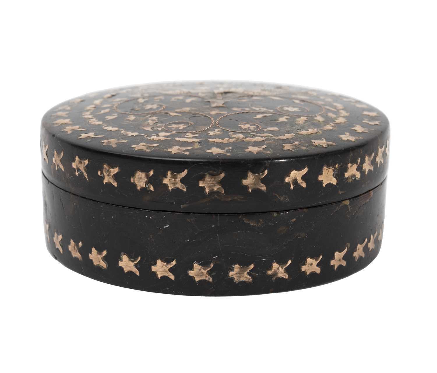 A 19TH CENTURY ITALIAN TORTOISESHELL AND PIQUE WORK SNUFF BOX - Image 2 of 2