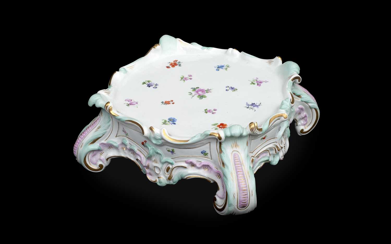 A FINE MONUMENTAL FLOWER ENCRUSTED MEISSEN VASE AND COVER, LATE 19TH / EARLY 20TH CENTURY - Image 6 of 10