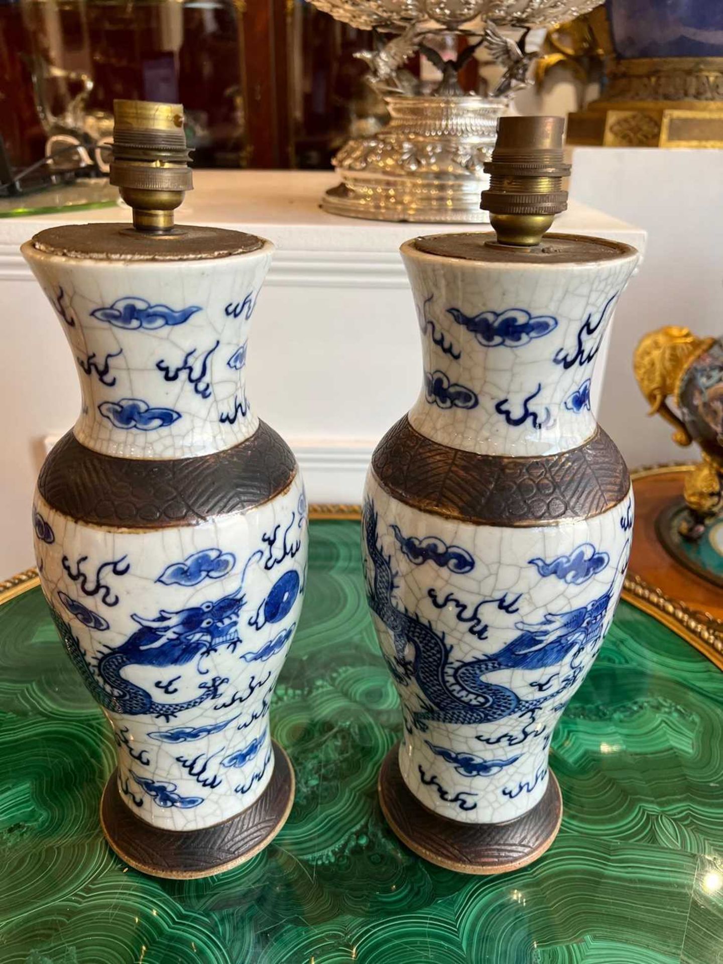 A PAIR OF 19TH CENTURY CHINESE BLUE AND WHITE CRACKLE GLAZE VASE LAMPS - Image 9 of 9