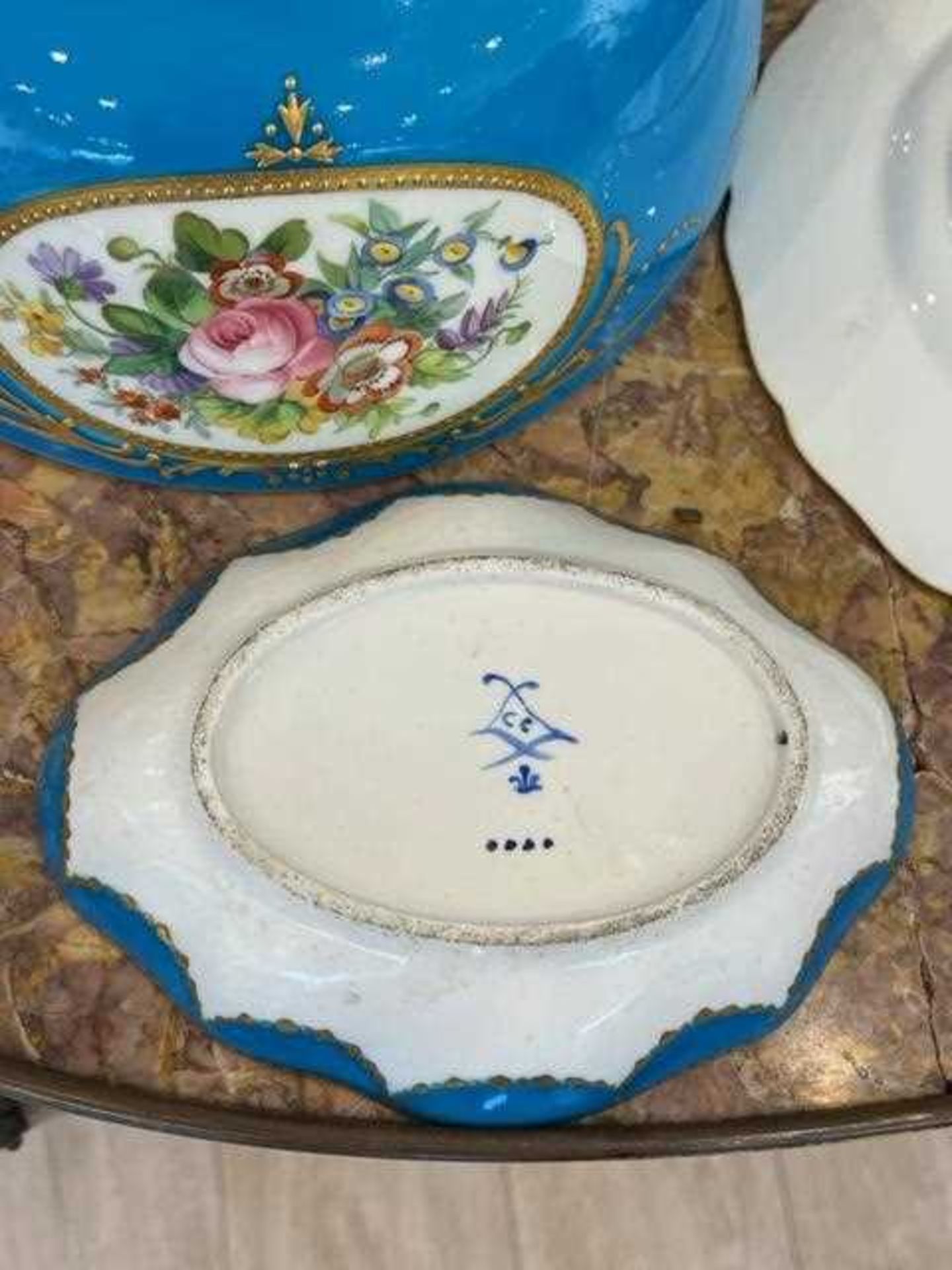 THREE 18TH / 19TH CENTURY BLUE CELESTE AND GILT DECORATED PORCELAIN ITEMS - Image 4 of 9