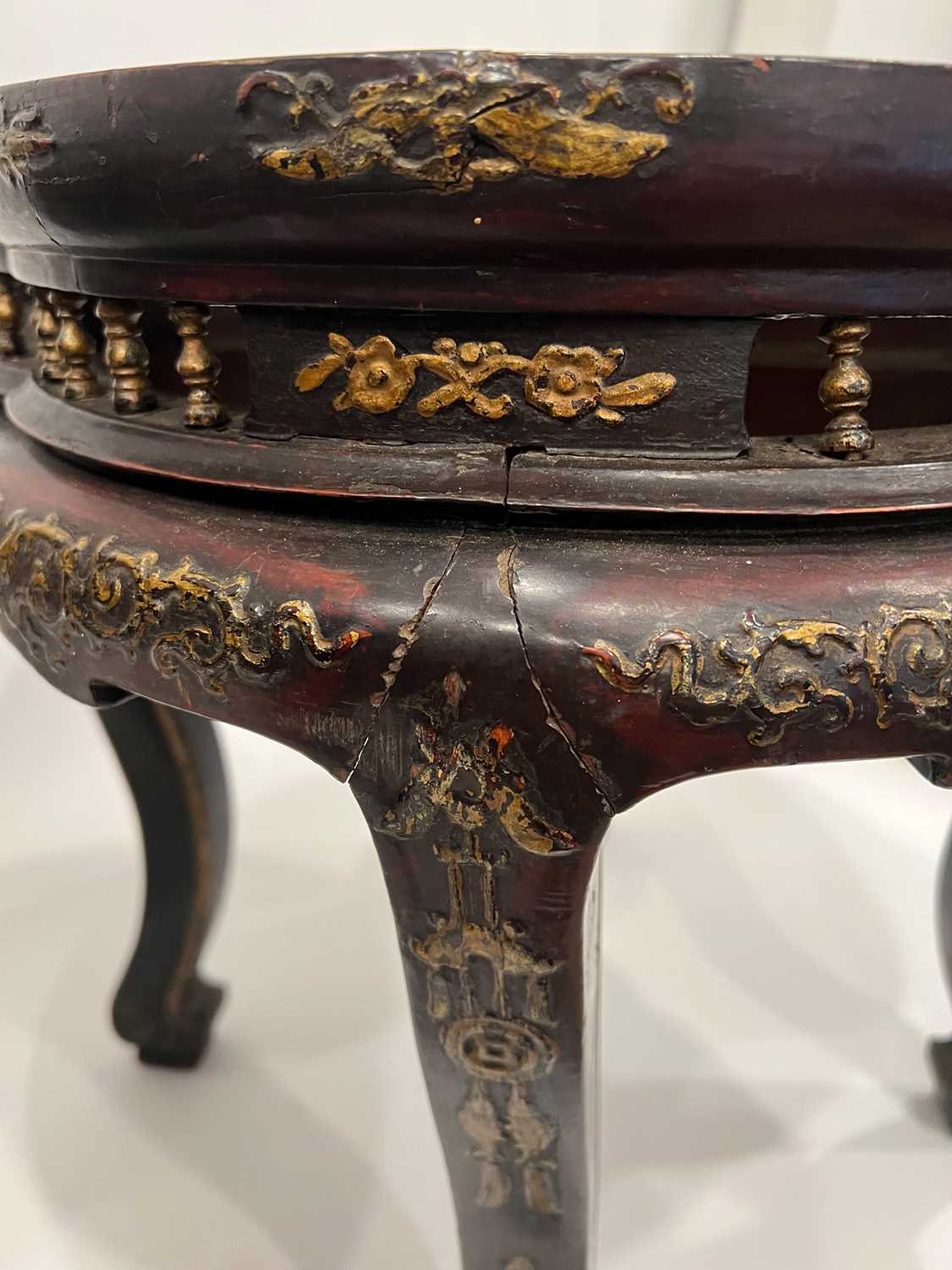 A PAIR OF 19TH CENTURY CHINESE CARVED HARDWOOD AND PARCEL GILT DECORATED STANDS - Image 5 of 5