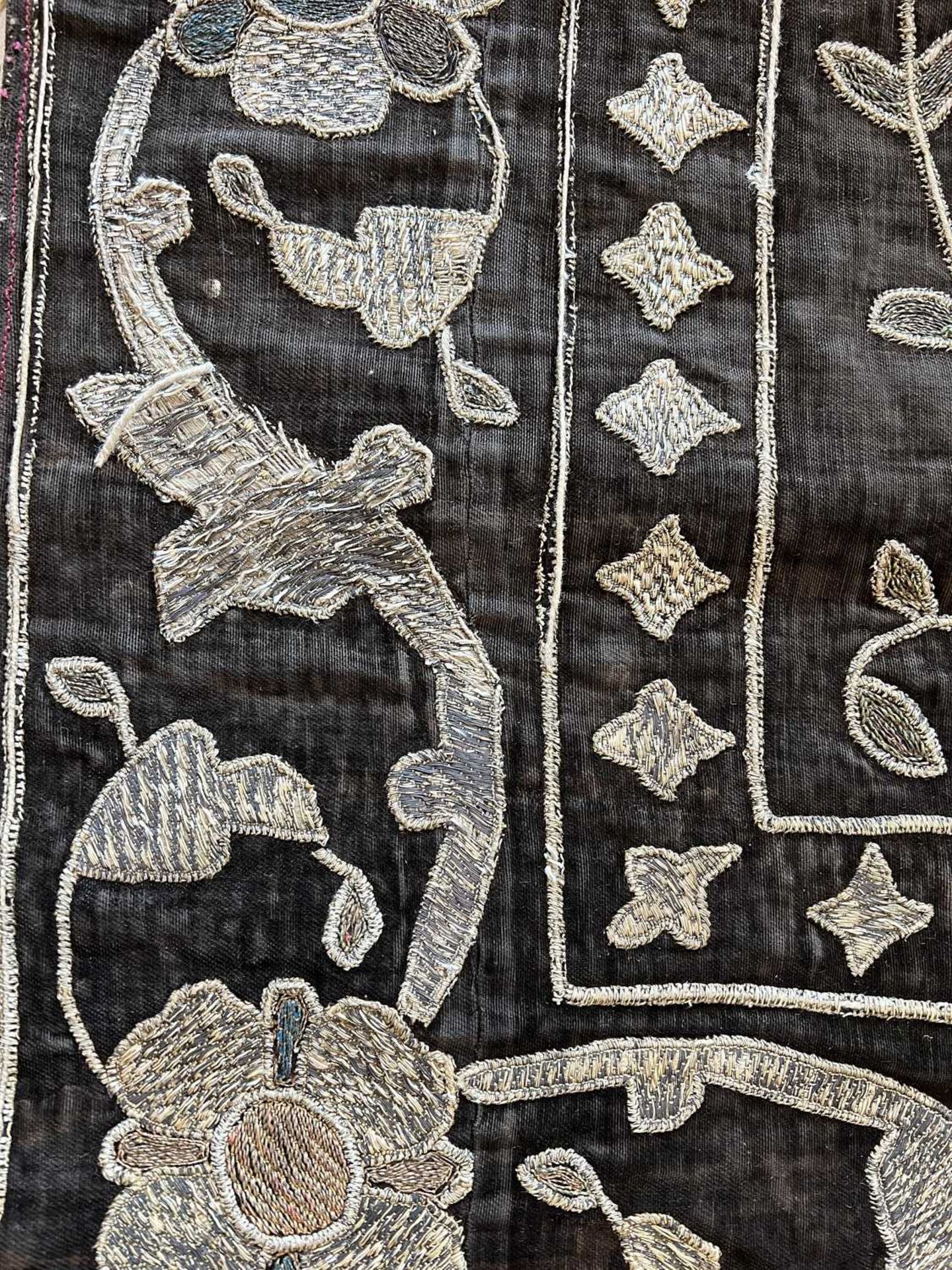 AN EARLY 19TH CENTURY OTTOMAN VELVET AND METAL THREAD TEXTILE, PERSIAN - Image 4 of 8