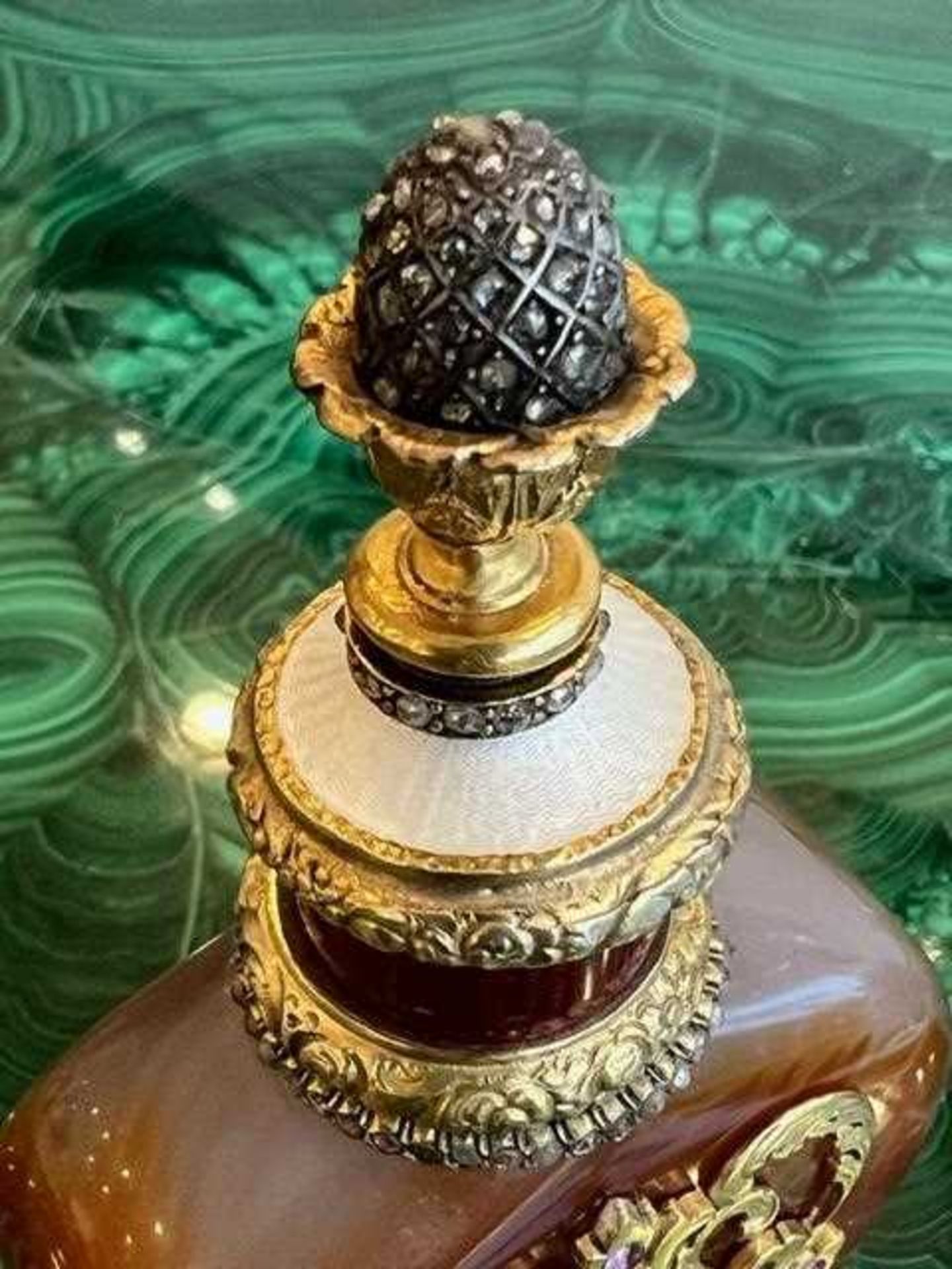 A FABERGE STYLE SILVER GILT, DIAMOND AND ENAMEL MOUNTED AGATE PERFUME BOTTLE - Image 13 of 14