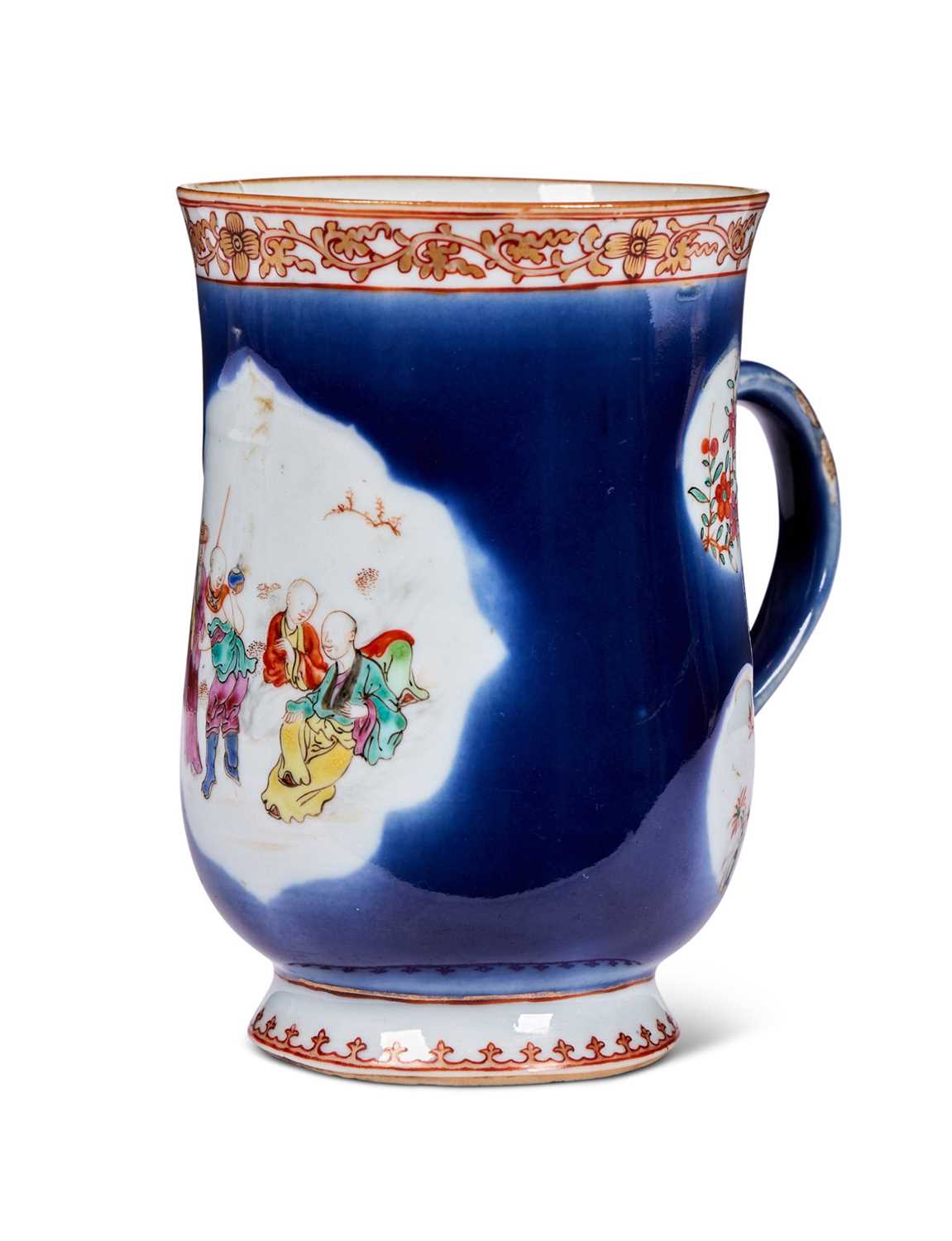 A CHINESE PORCELAIN TANKARD, 18TH / 19TH CENTURY