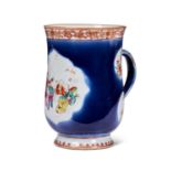 A CHINESE PORCELAIN TANKARD, 18TH / 19TH CENTURY