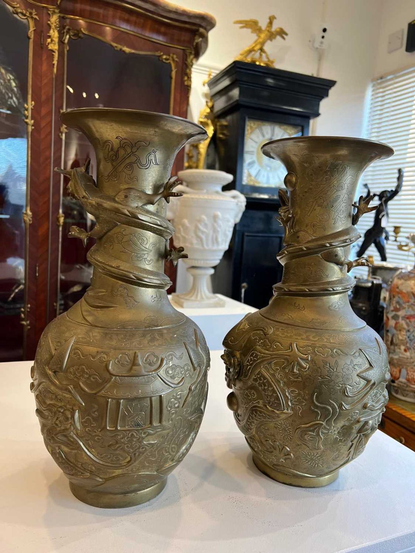 A PAIR OF CHINESE BRONZE DRAGON VASES - Image 9 of 11