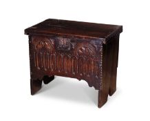 A SMALL 16TH CENTURY GOTHIC PERIOD OAK COFFER