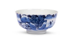 AN 18TH CENTURY CHINESE PORCELAIN BLUE AND WHITE TEA BOWL