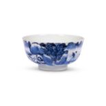 AN 18TH CENTURY CHINESE PORCELAIN BLUE AND WHITE TEA BOWL