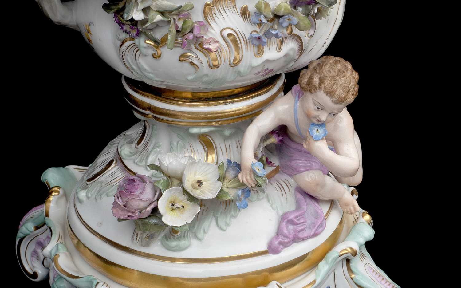 A FINE MONUMENTAL FLOWER ENCRUSTED MEISSEN VASE AND COVER, LATE 19TH / EARLY 20TH CENTURY - Image 9 of 10