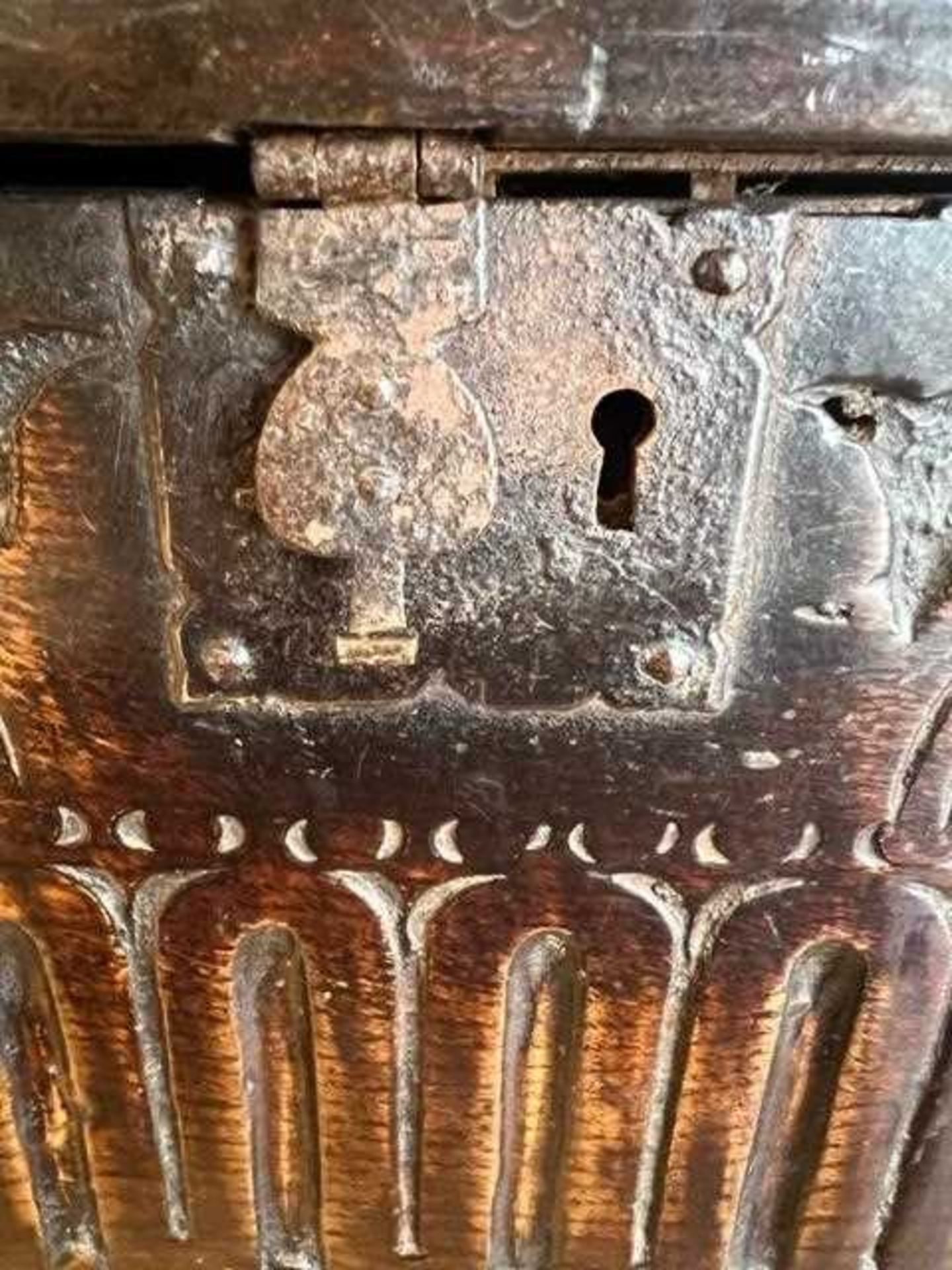 A SMALL 16TH CENTURY GOTHIC PERIOD OAK COFFER - Image 7 of 22