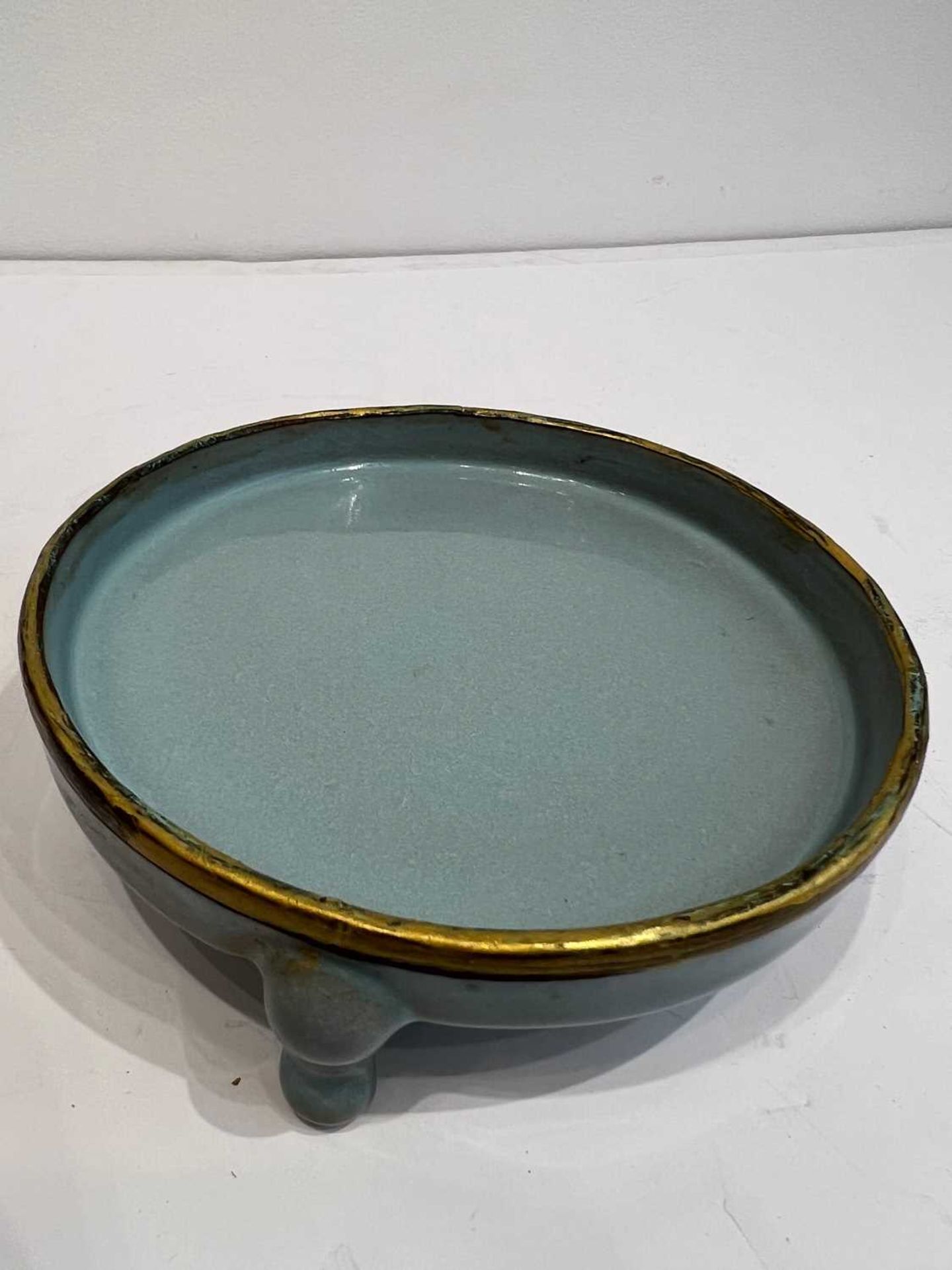 A CHINESE THREE LEGGED RU WARE PORCELAIN WASHER - Image 3 of 7