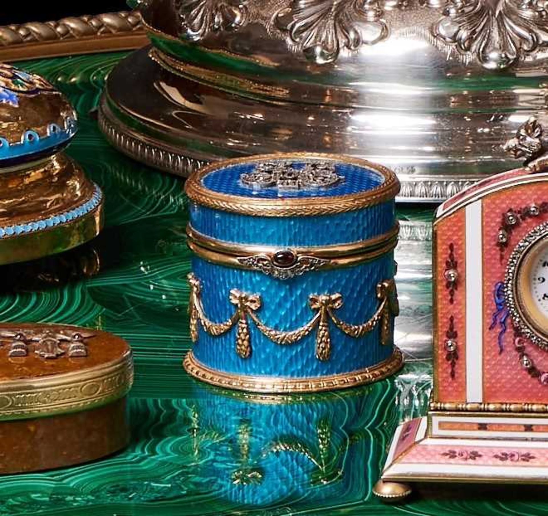 A FABERGE STYLE SILVER GILT, DIAMOND AND ENAMEL MOUNTED PILL BOX